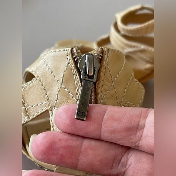 Christian Dior tan leather heels. SZ 39.5 Euro. - Picture 6 of 9